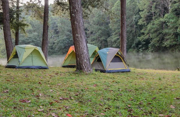 Camping Namioty, w pobliżu jeziora w Oung Pang w Mae Hong Son, Thailand — Zdjęcie stockowe