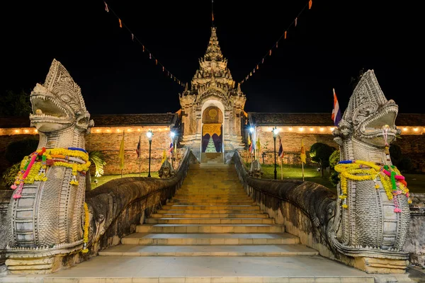 Vista notturna di Wat Phra That Lampang Luang in Thailandia — Foto Stock