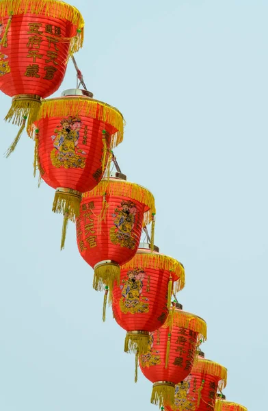 Kinesiska röda lyktor hängande på blå himmel — Stockfoto