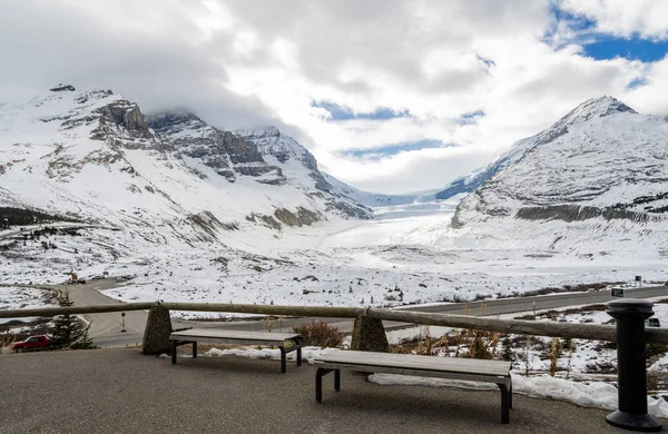 Ledovec Athabasca v zimě v národním parku Jasper, Kanada — Stock fotografie