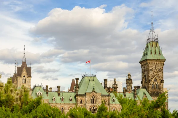 Здание Восточного блока Парламентского холма в Оттаве, Канада — стоковое фото