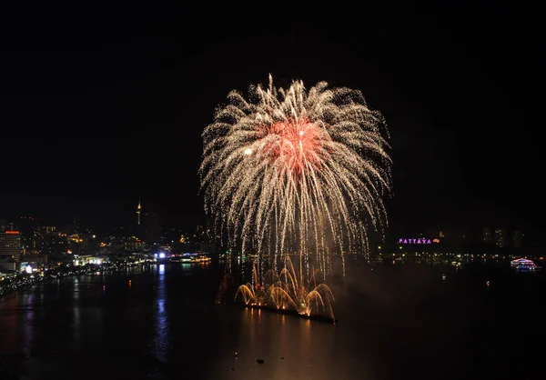 Grandi fuochi d'artificio gialli nel cielo sulla spiaggia di Pattaya, Thailandia — Foto Stock