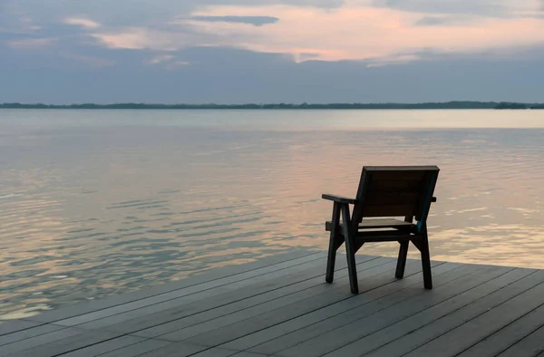 Houten Stoel Een Houten Steiger Met Uitzicht Rustig Meer Bij — Stockfoto