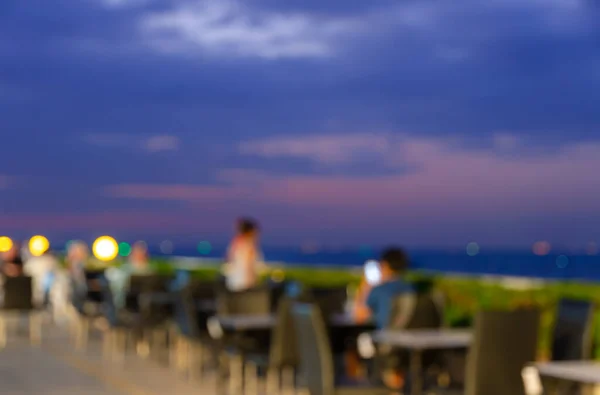 Defocused Eettafel Restaurant Zwembad Het Dak Met Schemering Skyline — Stockfoto