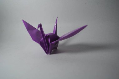 Beyaz arka planda kuş tasarımı origami fotoğrafçılığı