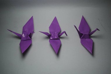 Beyaz arka planda kuş tasarımı origami fotoğrafçılığı