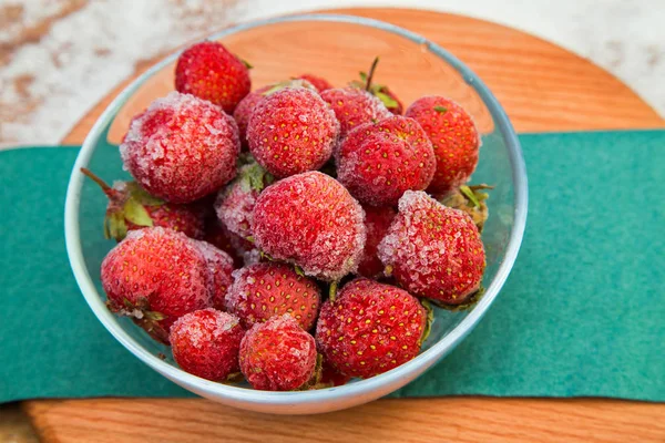 Rozen jordgubbar är medium i storlek i en glasbehållare — Stockfoto