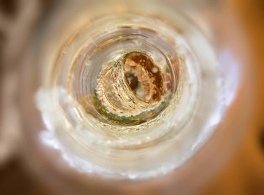 Alyans bir şampanya cam