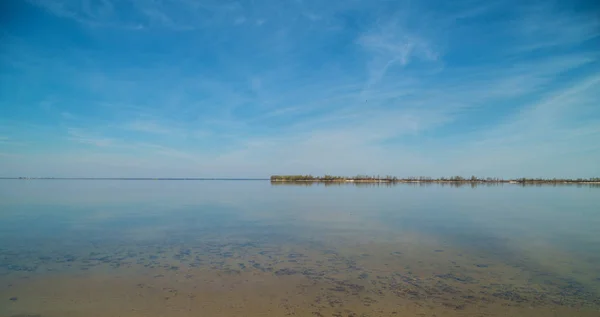 Paisaje del embalse de agua con islas — Foto de Stock