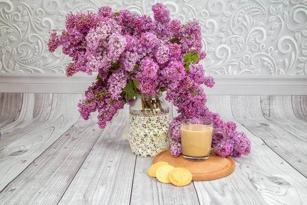 kahve fincanı süt kurabiye ile ahşap bir stand ile cam 