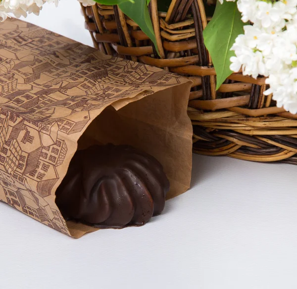 bir kağıt torba lokum