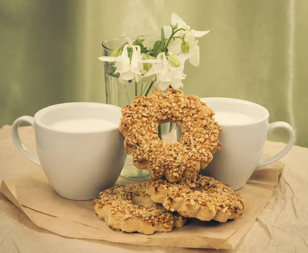 süt, bisküvi ile ile beyaz Kupası 