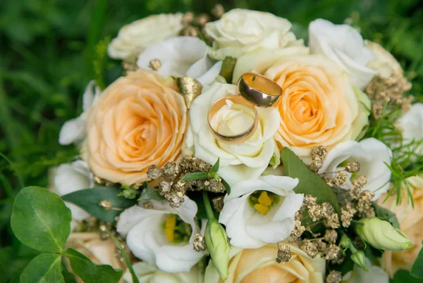 Anneaux de mariage sur bouquet de mariage — Photo