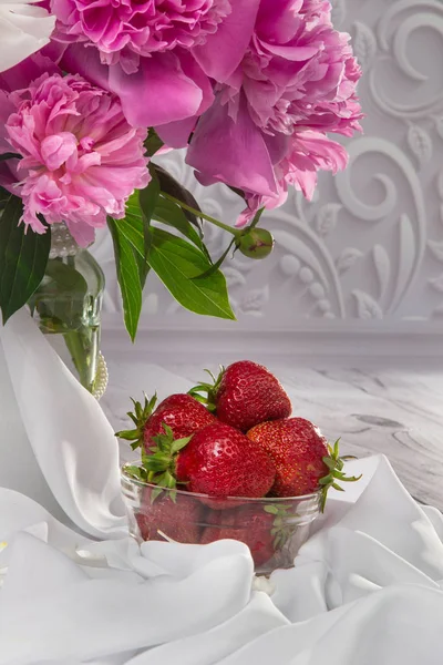 Çilek peonies bir buket 