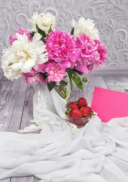 Çilek peonies bir buket 