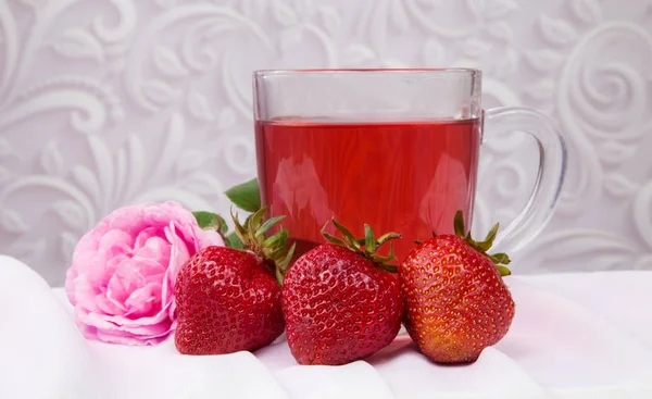 유리 그릇으로 큰 딸기 — 스톡 사진