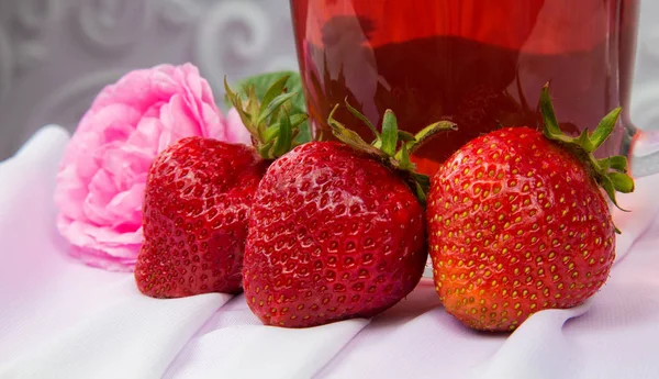 Stora jordgubbar med en glasskål — Stockfoto