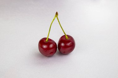 iki büyük meyveleri kırmızı kiraz