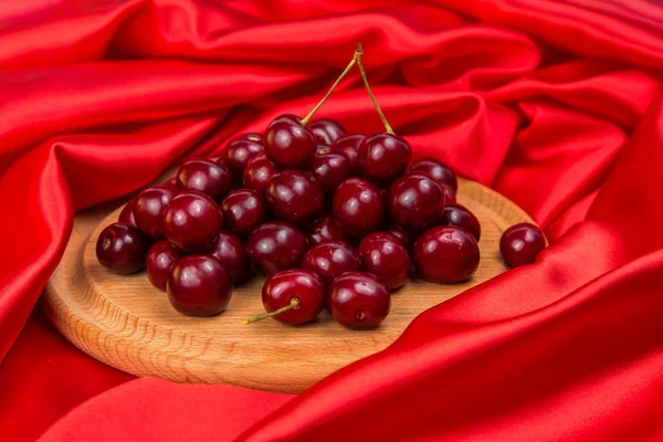 Büyük kırmızı koyu kiraz