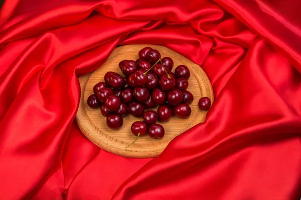 Büyük kırmızı koyu kiraz