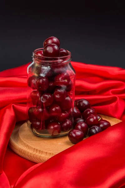 Cereja vermelha grande em um jarro — Fotografia de Stock