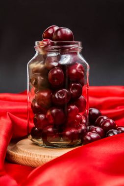 Bir kavanoz içinde büyük kırmızı kiraz
