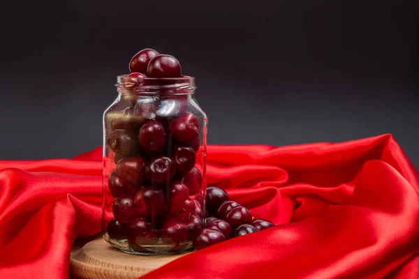 Bir kavanoz içinde büyük kırmızı kiraz