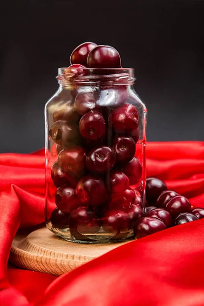 Bir kavanoz içinde büyük kırmızı kiraz