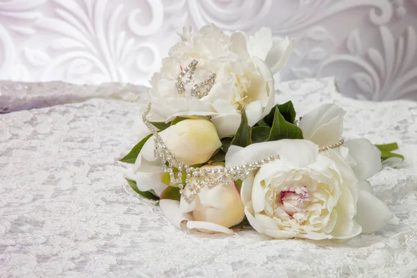 Bouquet de mariage de pivoines blanches sur la robe de mariée — Photo