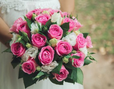 şık düğün buketi gelin elinde