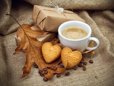 bir kahve ile retro bir arka plan üzerinde kalp şeklinde tanımlama bilgisi