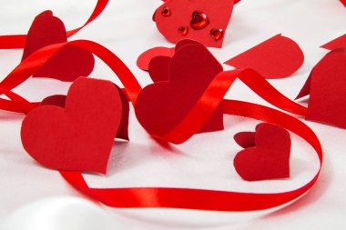 kartı, kırmızı saten kurdele beyaz kumaş üzerine karton kırmızı kalpler ile doku