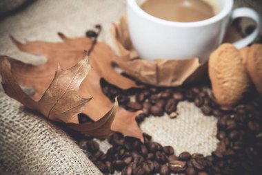 Kahve süt ve bej tonlarında kaba bir bez üzerinde kalp şeklinde kurabiye