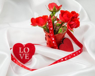 Sevgililer günü tebrik kartı kırmızı kurdele, kalp, gül ile