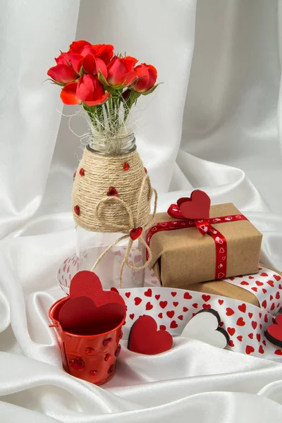 Otkrtyka Vermelho Branco Com Corações Vaso Com Rosa Presente Fitas — Fotografia de Stock