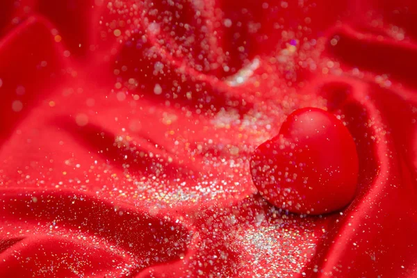 arka plan Sevgililer günü kartı ile kırmızı kutsal kırmızı kalp üzerinde parıldıyor