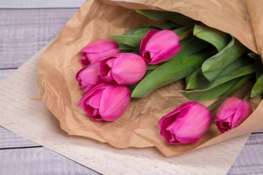 Lale kraft kağıt retro kağıt üzerinde bir pakette narin pembe bahar buket