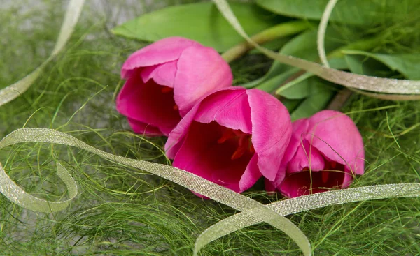 Przetargu Bukiet Róż Tulipany Wiosna Zielonej Trawie — Zdjęcie stockowe