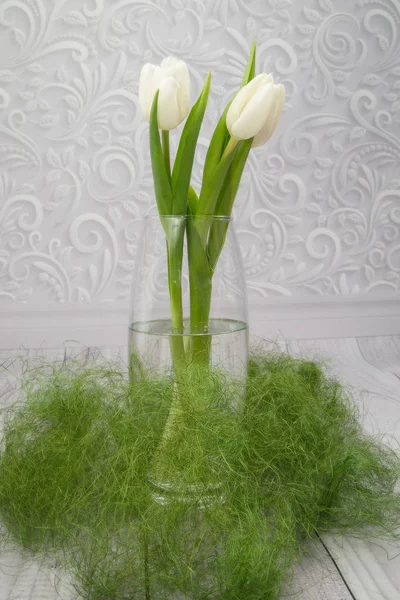 Primavera Blanco Tulipanes Vivos Jarrón Cristal Con Hierba Sobre Fondo — Foto de Stock