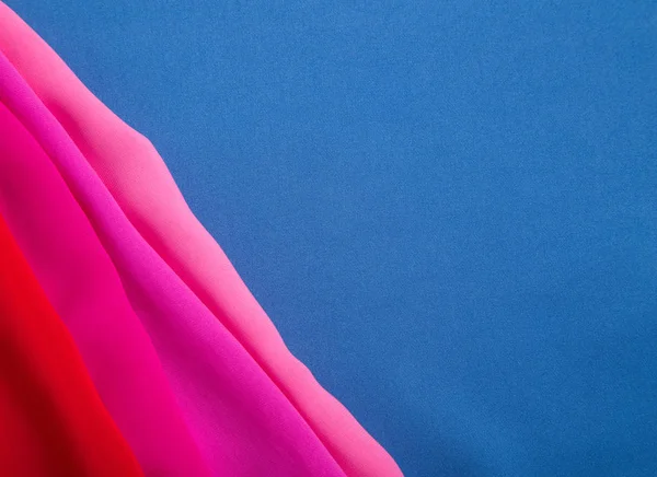 Fundo Tecido Azul Com Dobras Bonitas Rosa — Fotografia de Stock