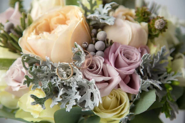 Elegáns Esküvő Őszi Csokor Jegygyűrűvel — Stock Fotó