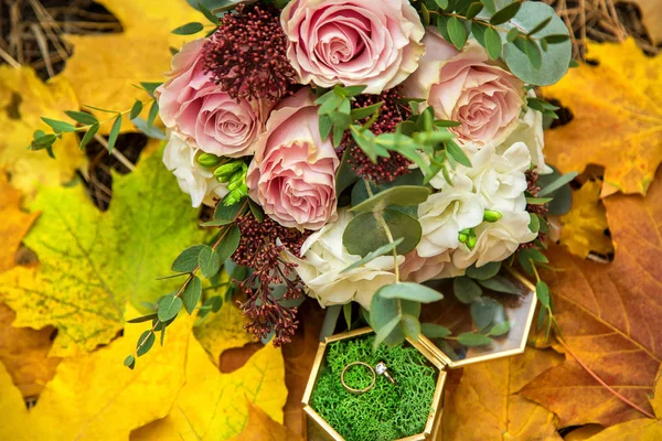 Chic Mariage Bouquet Automne Avec Anneaux Mariage — Photo