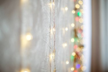 Noel çelengi bulanık, arka plan gibi parlıyor