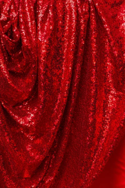 Drappeggio Tessuto Petalo Rosso Brillante Con Glitter Pieghe Morbide Appese — Foto Stock