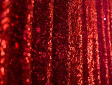 Parlak parlak kumaştan yapılmış kırmızı kumaş ve kıvrımları yuvarlak.