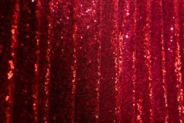 Parlak parlak kumaştan yapılmış kırmızı kumaş ve kıvrımları yuvarlak.