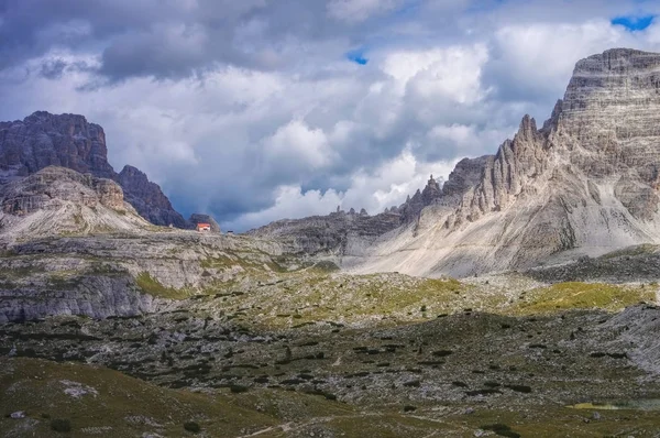 Tre Cime di Lavaredo Cabaña de club alpino — Foto de Stock