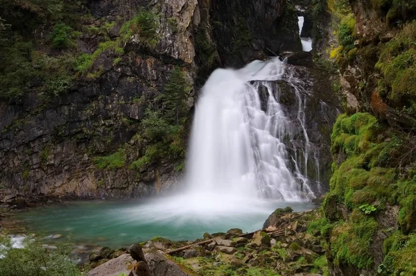 Падение водопада, Италия — стоковое фото