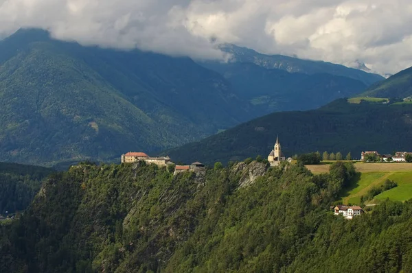 Castillo de Rodenegg en los Alpes — Foto de Stock