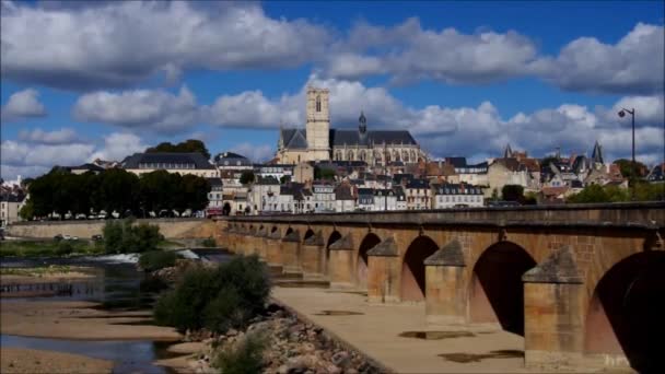 Nevers i Bourgogne, katedralen och floden Loire, Frankrike — Stockvideo